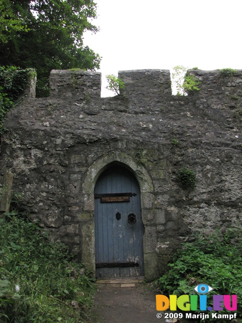 SX08036 Closed door of Dunraven walled garden